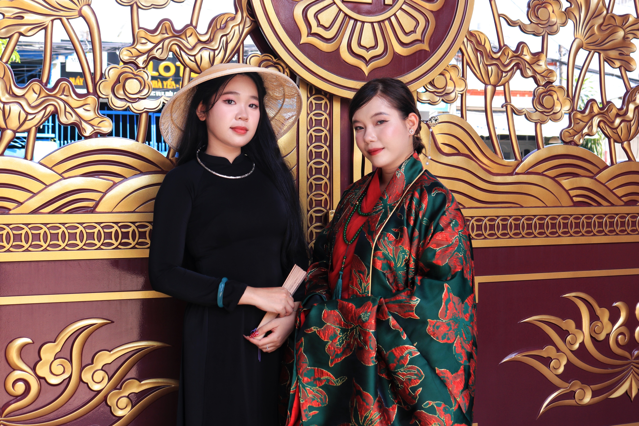 TP HCM: Giới trẻ "l&ecirc;n đồ" chụp ảnh Tết sớm giữa m&ugrave;a Gi&aacute;ng sinh - Ảnh 9.