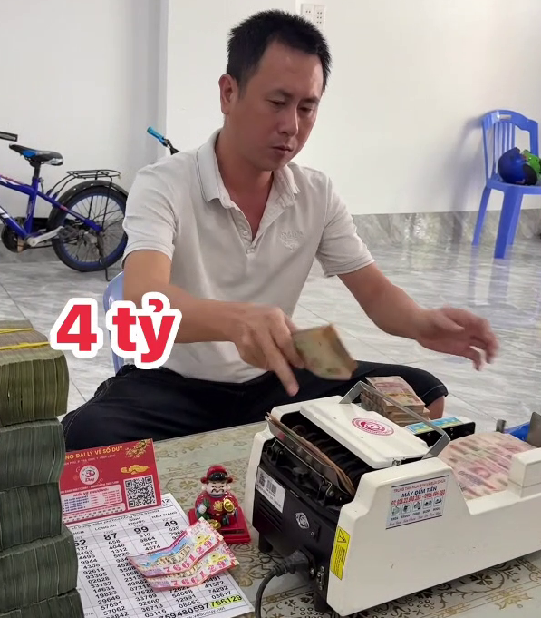 Xổ số miền Nam: Clip đại l&yacute; đếm tiền tỉ đổi thưởng khiến mạng x&atilde; hội b&ugrave;ng nổ - Ảnh 1.