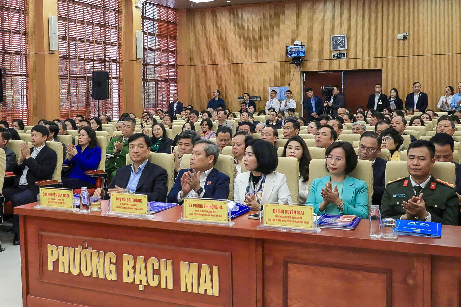 Tổng Bí thư Tô Lâm tiếp xúc cử tri Hà Nội sau Kỳ họp thứ 10, Quốc hội khóa XV - Ảnh 4.