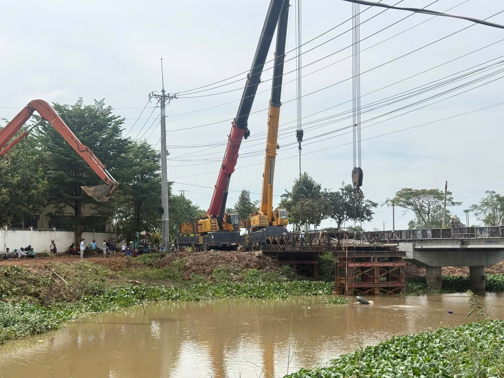 Cầu tạm Ông Mười Tâm sập ở Tây Ninh: Thông báo khẩn cho giao thông - Ảnh 1. Cầu tạm Ông Mười Tâm sập ở Tây Ninh: Thông báo khẩn cho giao thông - Ảnh 1.