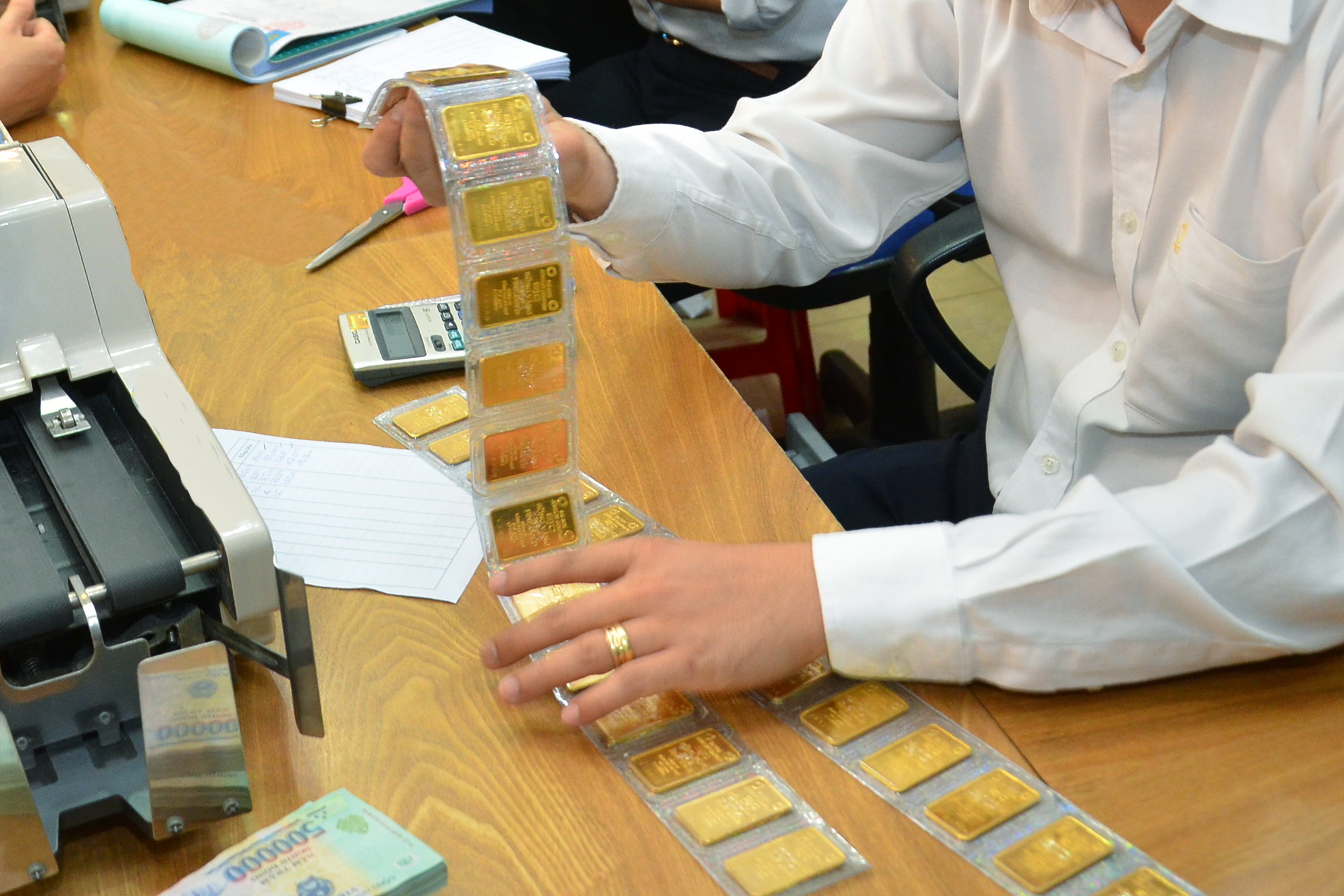 Giá vàng hôm nay 16-12: Tăng mạnh rồi bất ngờ lao xuống - Ảnh 1.