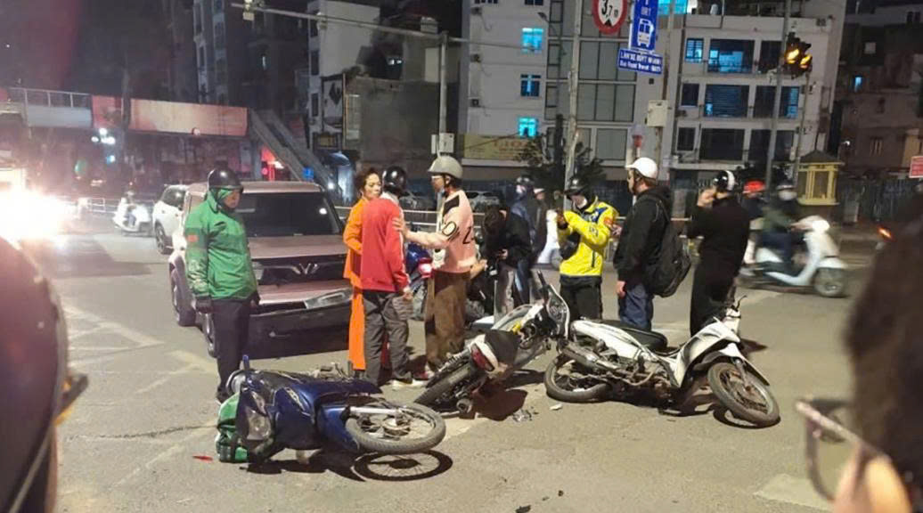 Ô tô con tông liên hoàn nhiều xe máy dừng đèn đỏ tại Hà Nội - Ảnh 1. Ô tô con tông liên hoàn nhiều xe máy dừng đèn đỏ tại Hà Nội - Ảnh 1.