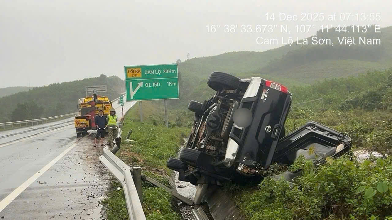 Xe ô tô lật nghiêng trên cao tốc Cam Lộ - La Sơn , tài xế tử vong thương tâm - Ảnh 1. Xe ô tô lật nghiêng trên cao tốc Cam Lộ - La Sơn , tài xế tử vong thương tâm - Ảnh 1.