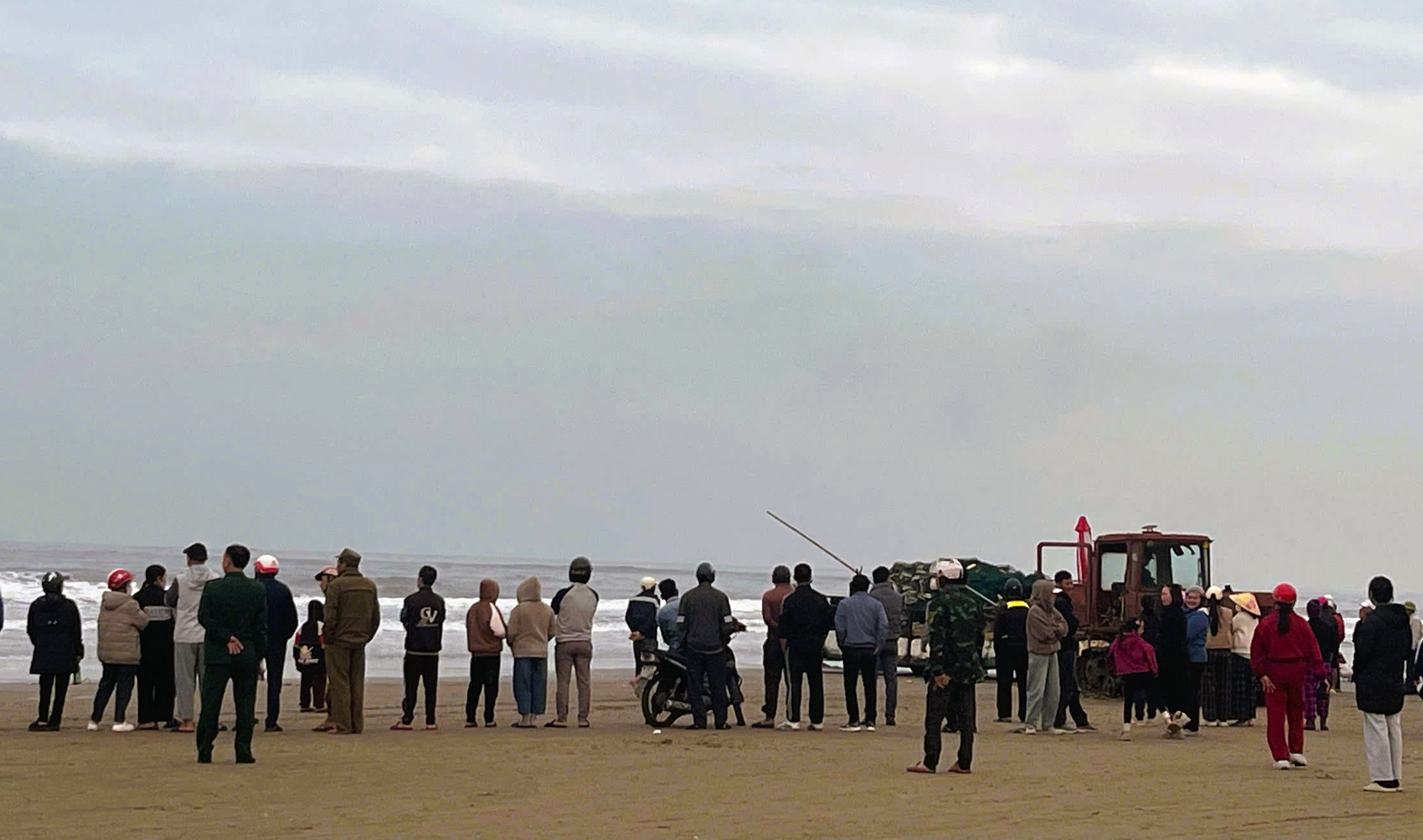 Một ngư dân rơi xuống biển mất tích khi đi đánh cá - Ảnh 1.