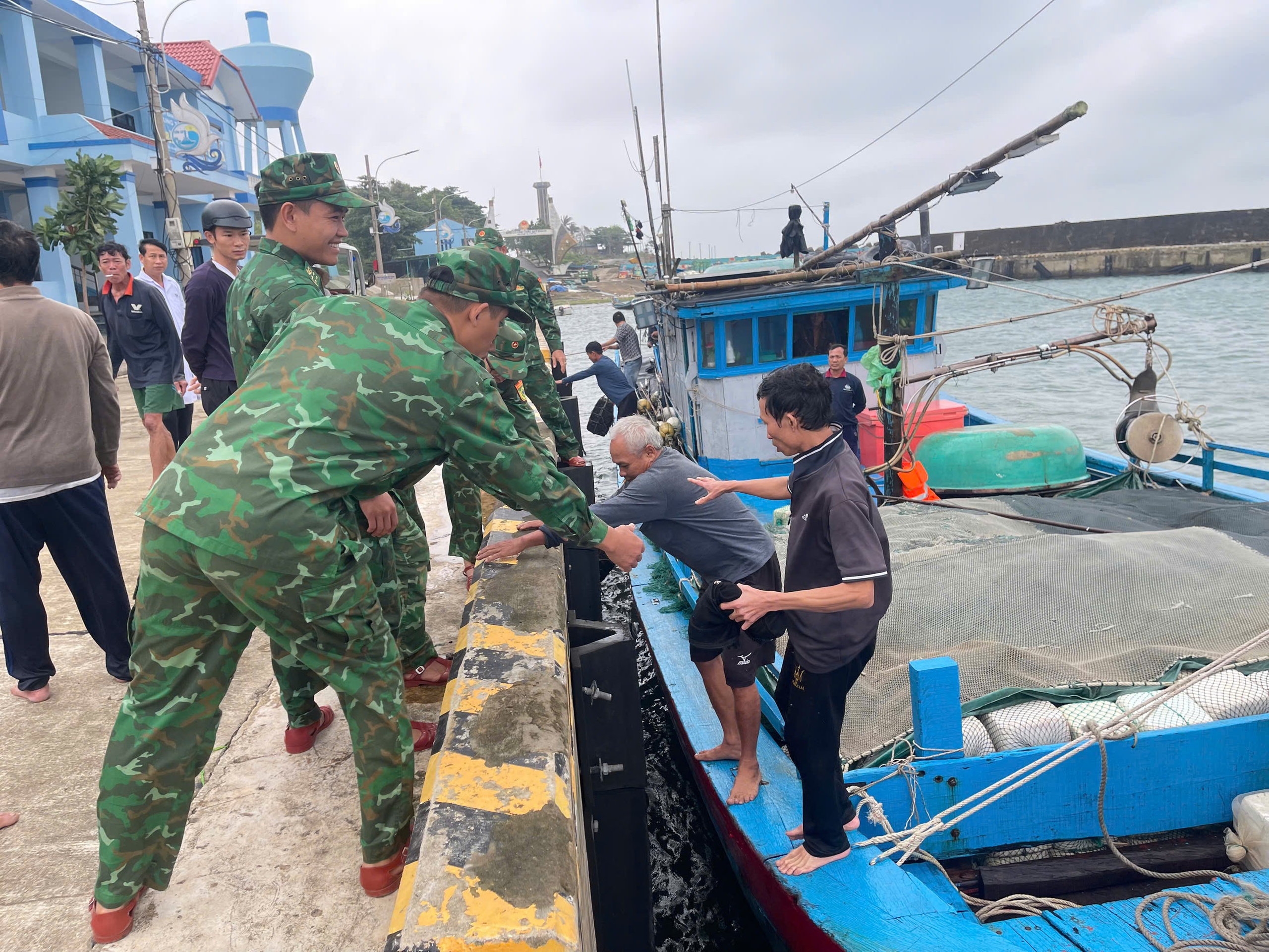 Cứu 6 ngư dân trên tàu cá bị sóng đánh chìm trên biển Quảng Trị - Ảnh 1. Cứu 6 ngư dân trên tàu cá bị sóng đánh chìm trên biển Quảng Trị - Ảnh 1.