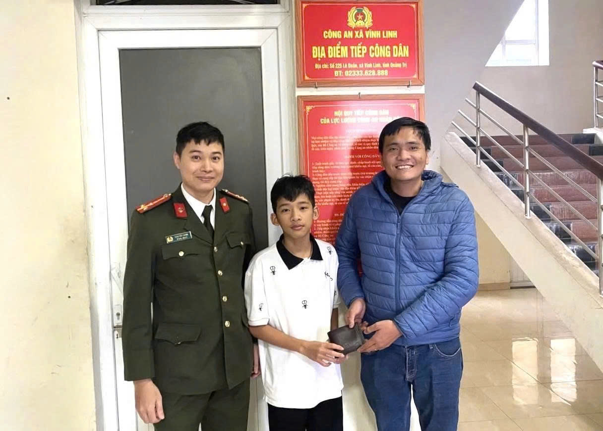 Nhặt được chiếc ví chứa nhiều tiền mặt, nam sinh lớp 9 lập tức giao nộp - Ảnh 1. Nhặt được chiếc ví chứa nhiều tiền mặt, nam sinh lớp 9 lập tức giao nộp - Ảnh 1.
