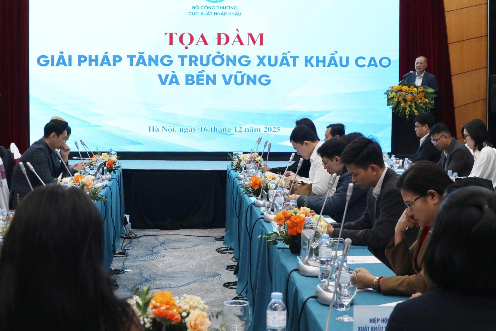 Phía sau kỷ lục xuất nhập khẩu - Ảnh 1. Phía sau kỷ lục xuất nhập khẩu - Ảnh 1.