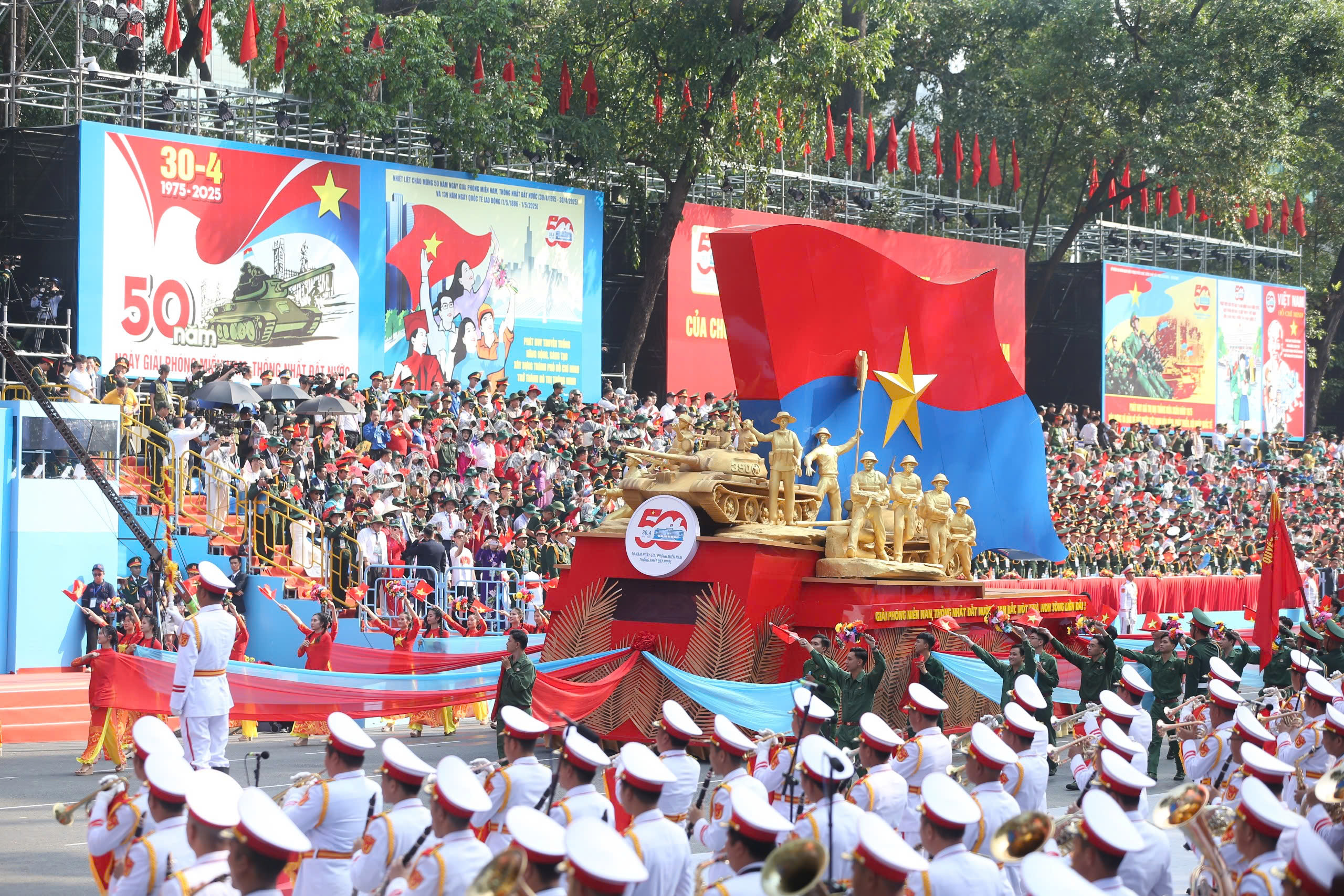 TPHCM công bố 10 dấu ấn nổi bật năm 2025 gắn liền kỷ niệm 50 năm Giải phóng miền Nam - Ảnh 1. TPHCM công bố 10 dấu ấn nổi bật năm 2025 gắn liền kỷ niệm 50 năm Giải phóng miền Nam - Ảnh 1.