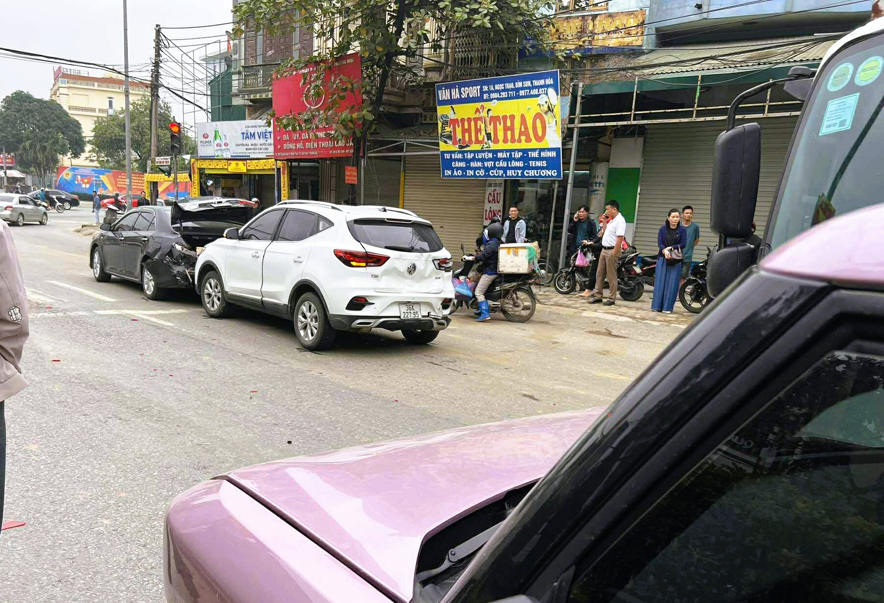 6 ô tô tông liên hoàn trên Quốc lộ 1A, 1 ô tô bẹp dúm - Ảnh 3.