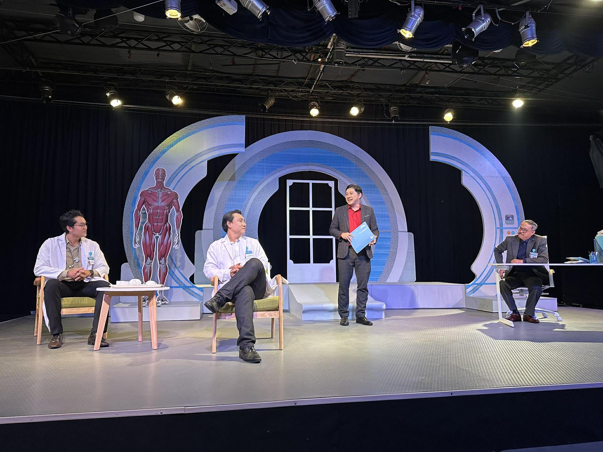 Vở kịch "Lạc" dám đi thẳng vào vùng tối của lương tâm y đức - Ảnh 6.