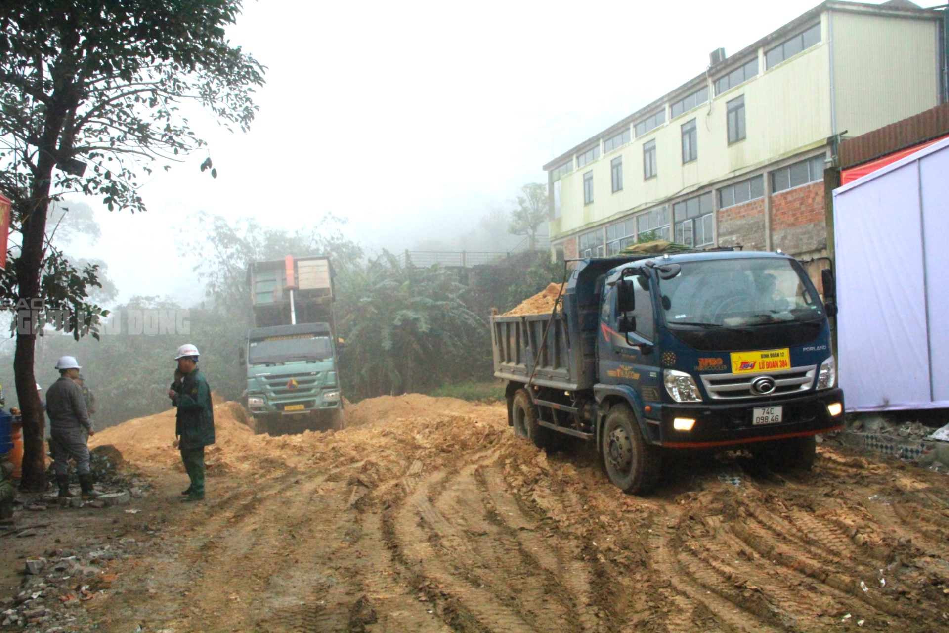 Công trình chống sụt trượt Khe Sanh khẩn trương triển khai giữa Sương mù dày đặc - Ảnh 2. Công trình chống sụt trượt Khe Sanh khẩn trương triển khai giữa Sương mù dày đặc - Ảnh 2.
