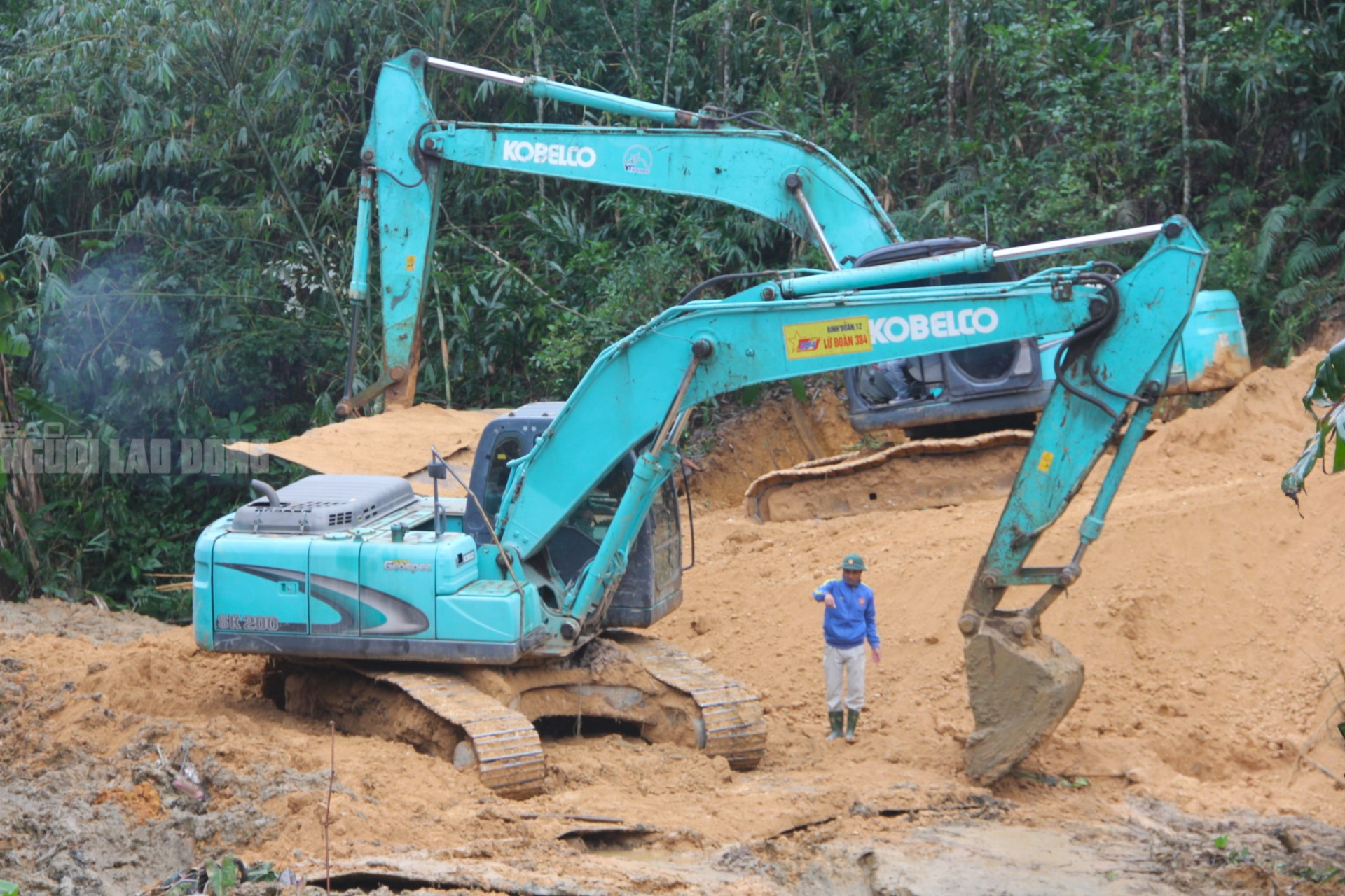 Công trình chống sụt trượt Khe Sanh khẩn trương triển khai giữa Sương mù dày đặc - Ảnh 3. Công trình chống sụt trượt Khe Sanh khẩn trương triển khai giữa Sương mù dày đặc - Ảnh 3.
