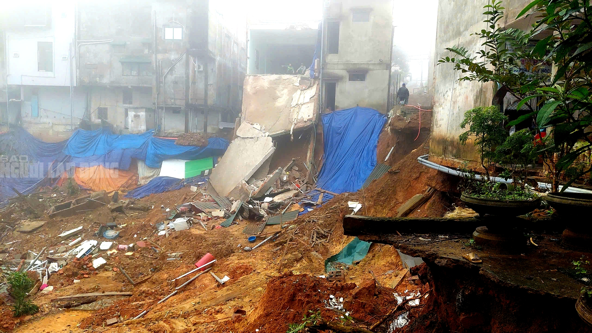 Công trình chống sụt trượt Khe Sanh khẩn trương triển khai giữa Sương mù dày đặc - Ảnh 4. Công trình chống sụt trượt Khe Sanh khẩn trương triển khai giữa Sương mù dày đặc - Ảnh 4.