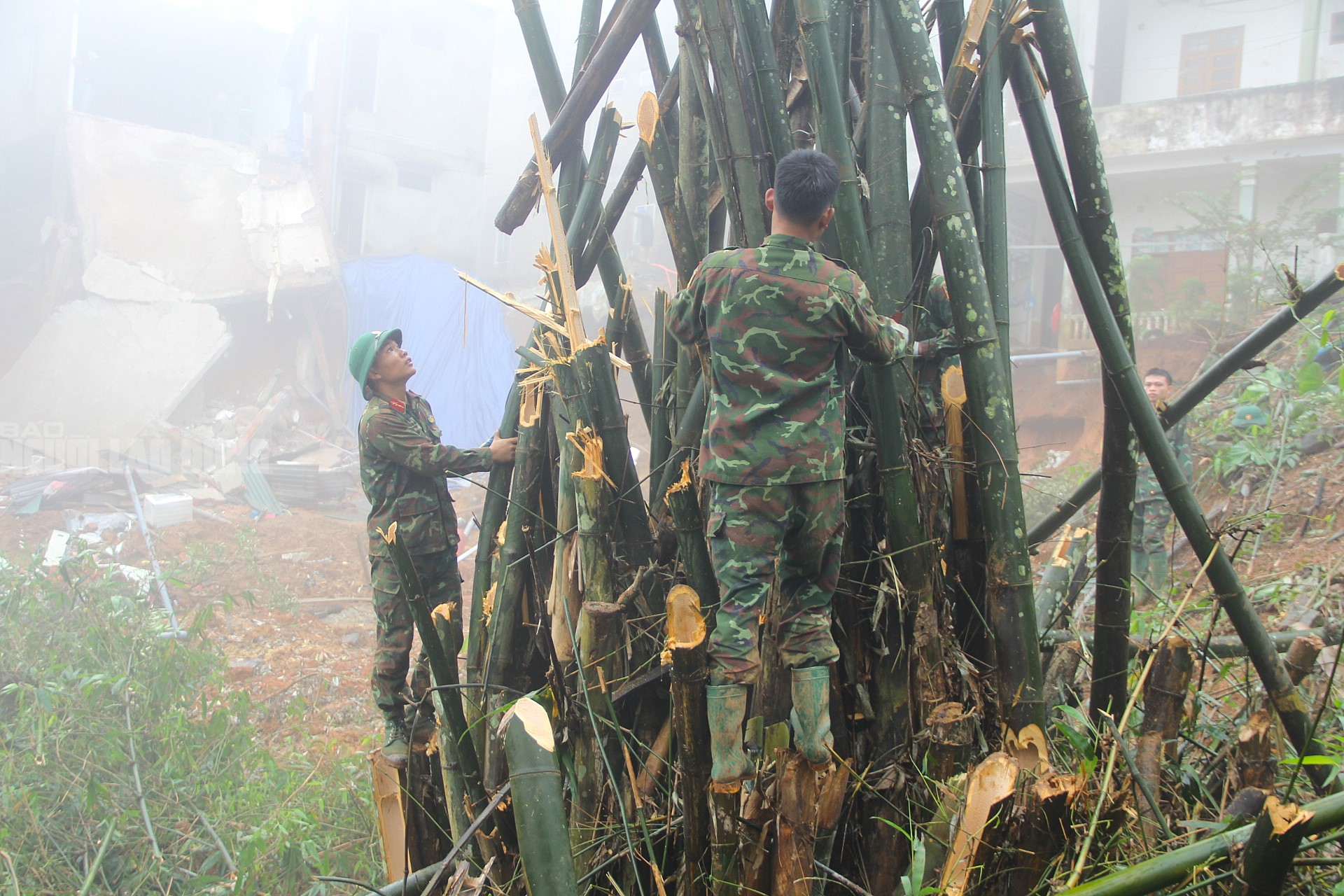 Công trình chống sụt trượt Khe Sanh khẩn trương triển khai giữa Sương mù dày đặc - Ảnh 7. Công trình chống sụt trượt Khe Sanh khẩn trương triển khai giữa Sương mù dày đặc - Ảnh 7.
