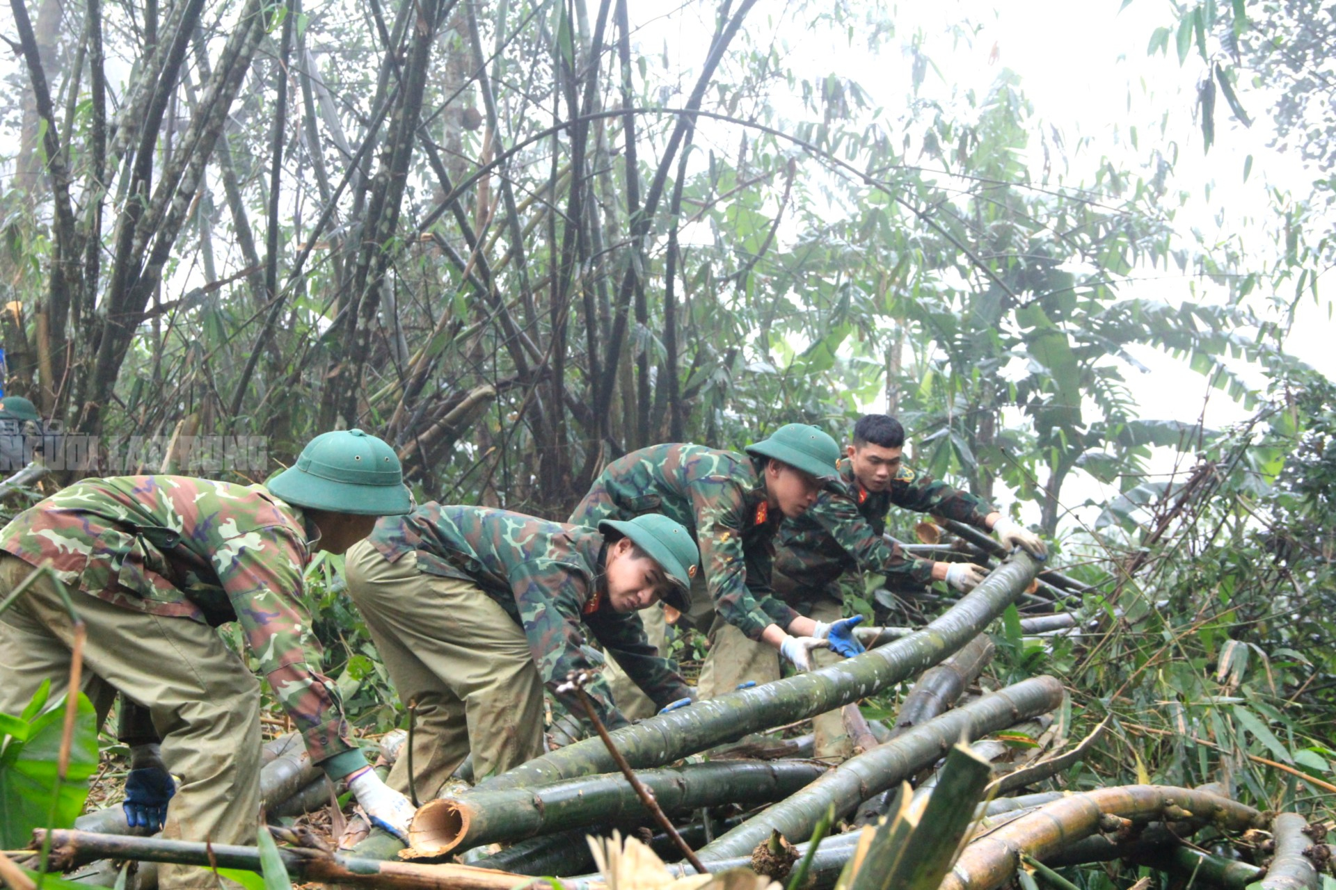 Công trình chống sụt trượt Khe Sanh khẩn trương triển khai giữa Sương mù dày đặc - Ảnh 9. Công trình chống sụt trượt Khe Sanh khẩn trương triển khai giữa Sương mù dày đặc - Ảnh 9.