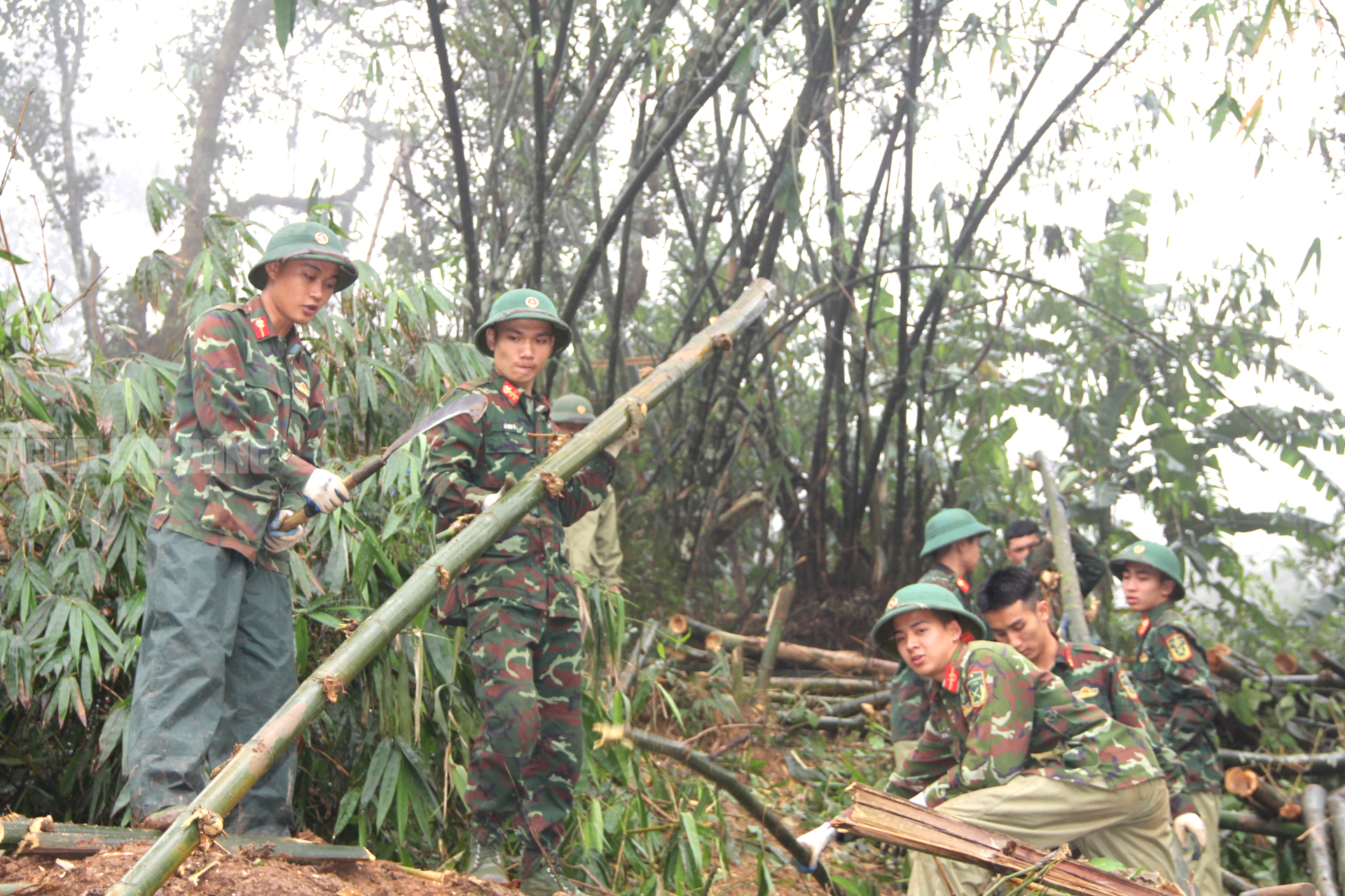 Công trình chống sụt trượt Khe Sanh khẩn trương triển khai giữa Sương mù dày đặc - Ảnh 10. Công trình chống sụt trượt Khe Sanh khẩn trương triển khai giữa Sương mù dày đặc - Ảnh 10.