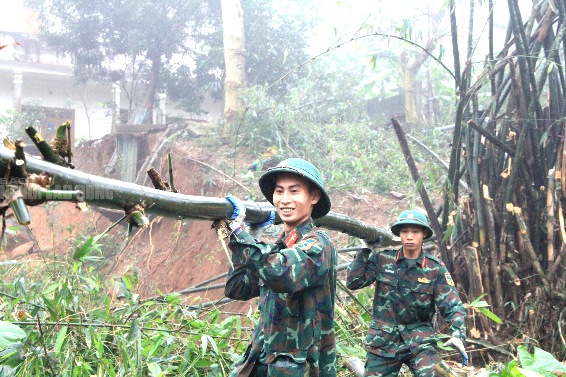 Công trình chống sụt trượt Khe Sanh khẩn trương triển khai giữa Sương mù dày đặc - Ảnh 11. Công trình chống sụt trượt Khe Sanh khẩn trương triển khai giữa Sương mù dày đặc - Ảnh 11.