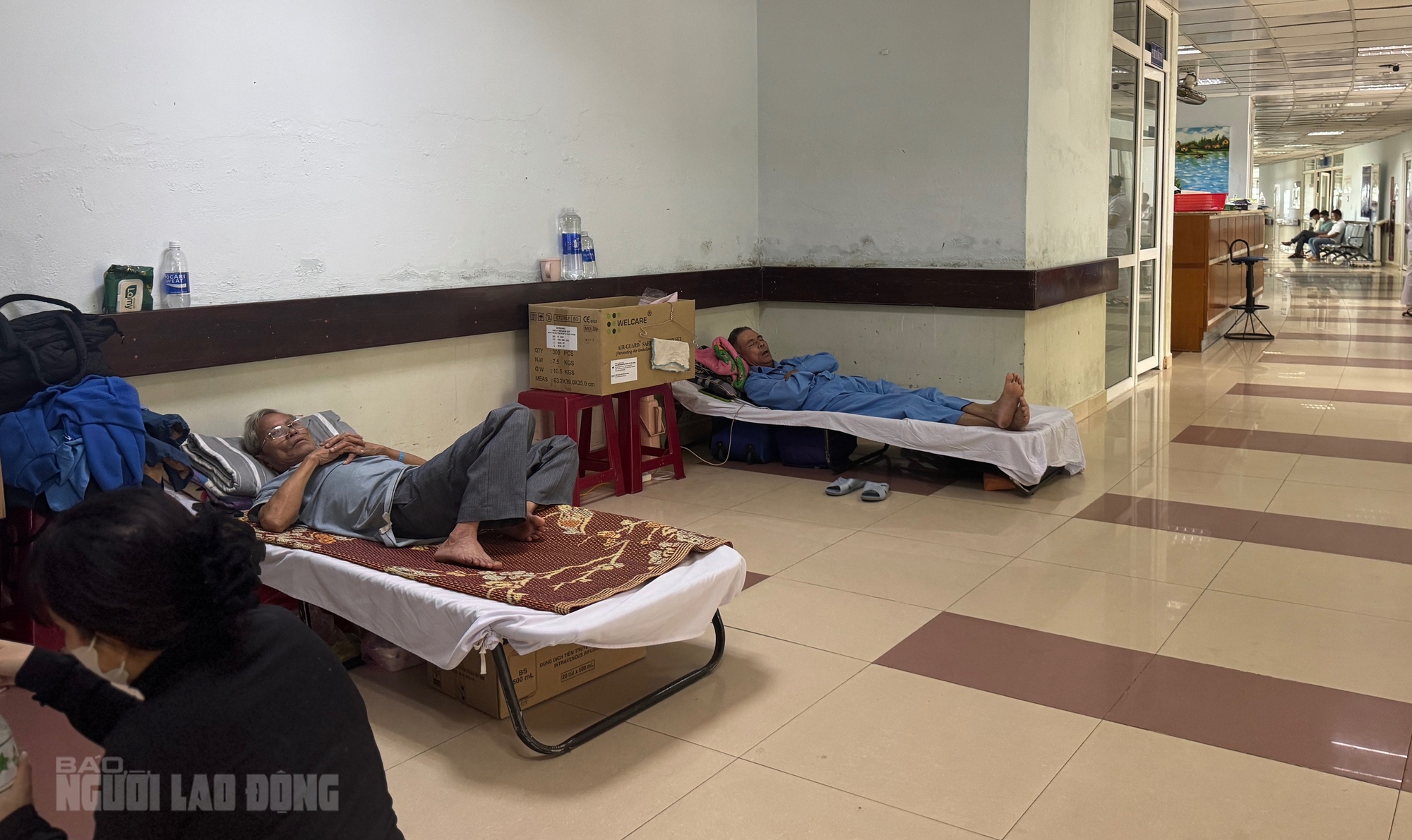 Bệnh viện Ung bướu Đà Nẵng quá tải, nhiều bệnh nhân phải nằm giường xếp - Ảnh 2.