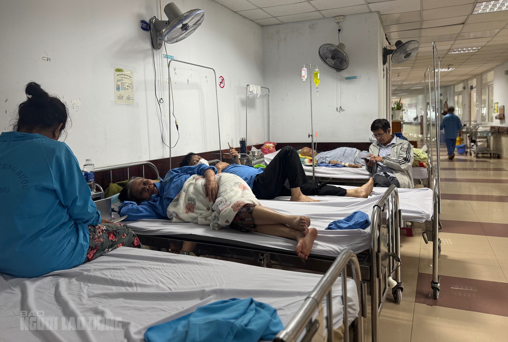 Bệnh viện Ung bướu Đà Nẵng quá tải, nhiều bệnh nhân phải nằm giường xếp - Ảnh 3.
