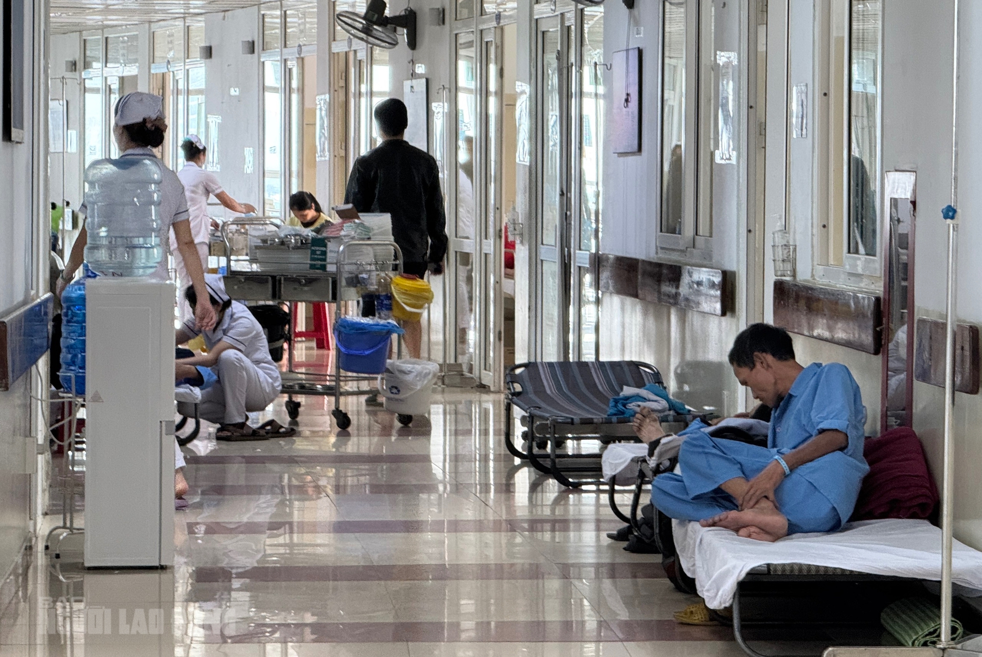 Bệnh viện Ung bướu Đà Nẵng quá tải, nhiều bệnh nhân phải nằm giường xếp - Ảnh 4.