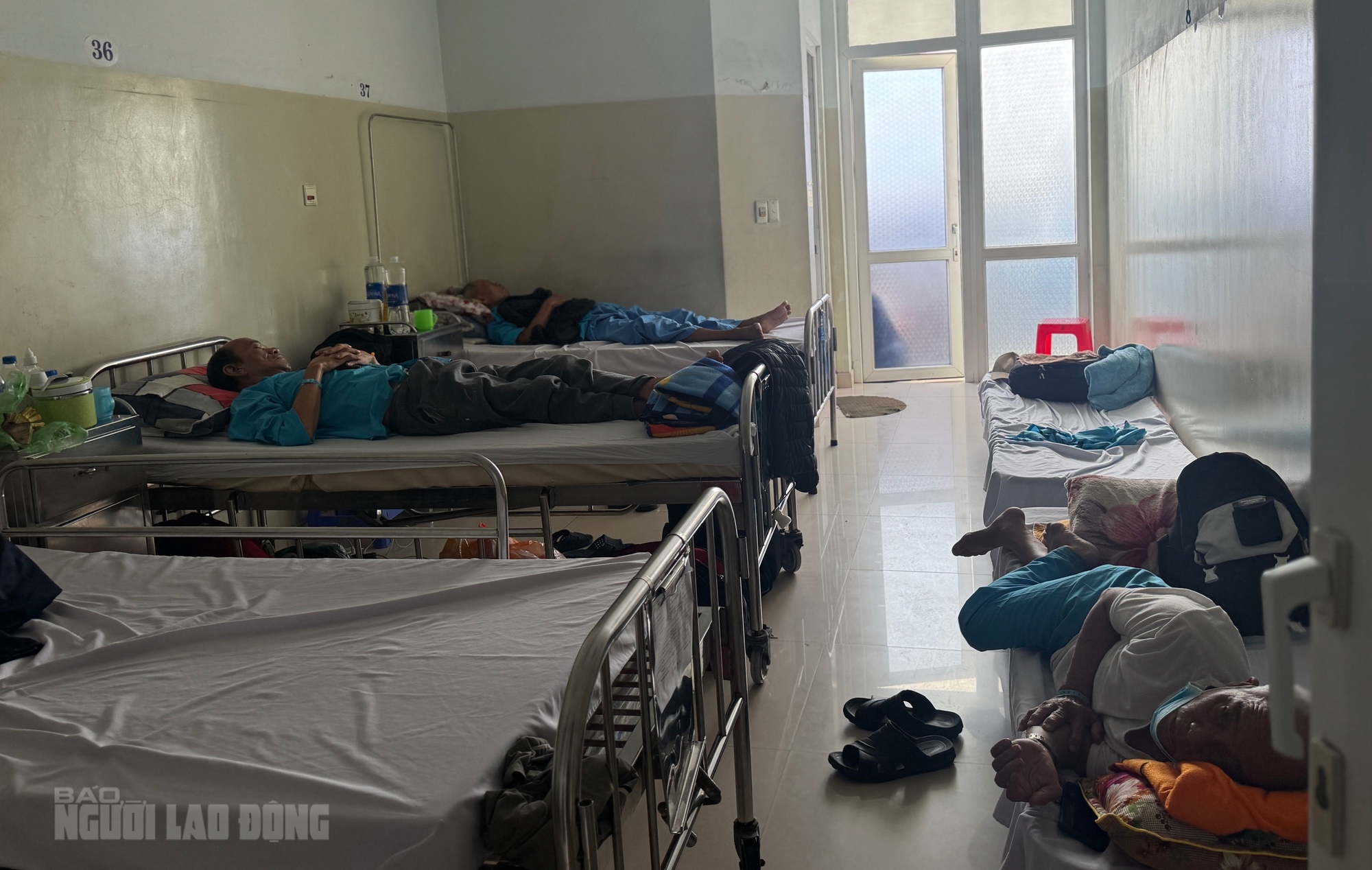 Bệnh viện Ung bướu Đà Nẵng quá tải, nhiều bệnh nhân phải nằm giường xếp - Ảnh 5.