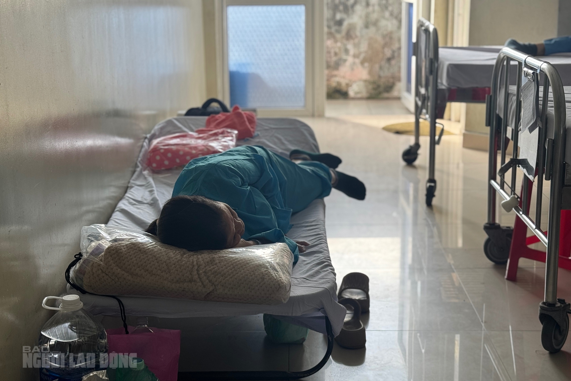 Bệnh viện Ung bướu Đà Nẵng quá tải, nhiều bệnh nhân phải nằm giường xếp - Ảnh 6.