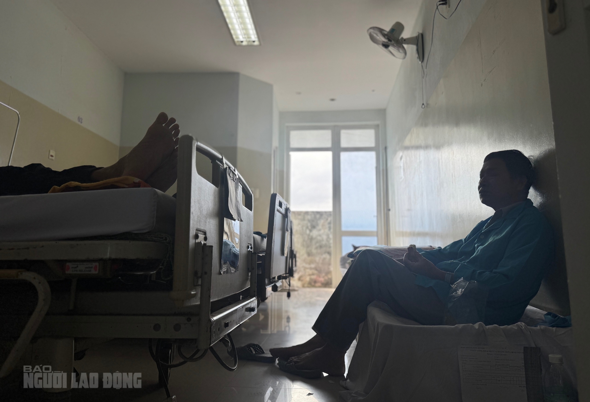 Bệnh viện Ung bướu Đà Nẵng quá tải, nhiều bệnh nhân phải nằm giường xếp - Ảnh 7.