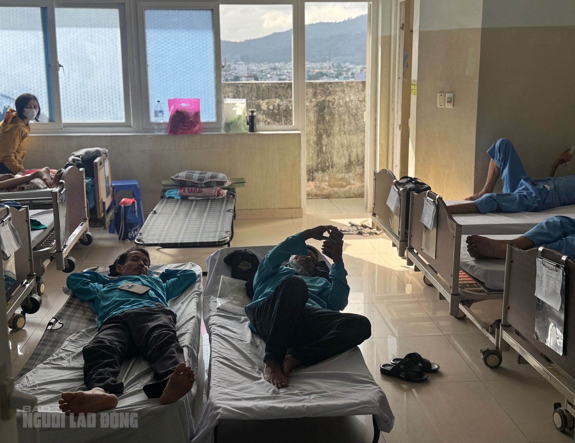 Bệnh viện Ung bướu Đà Nẵng quá tải, nhiều bệnh nhân phải nằm giường xếp - Ảnh 8.