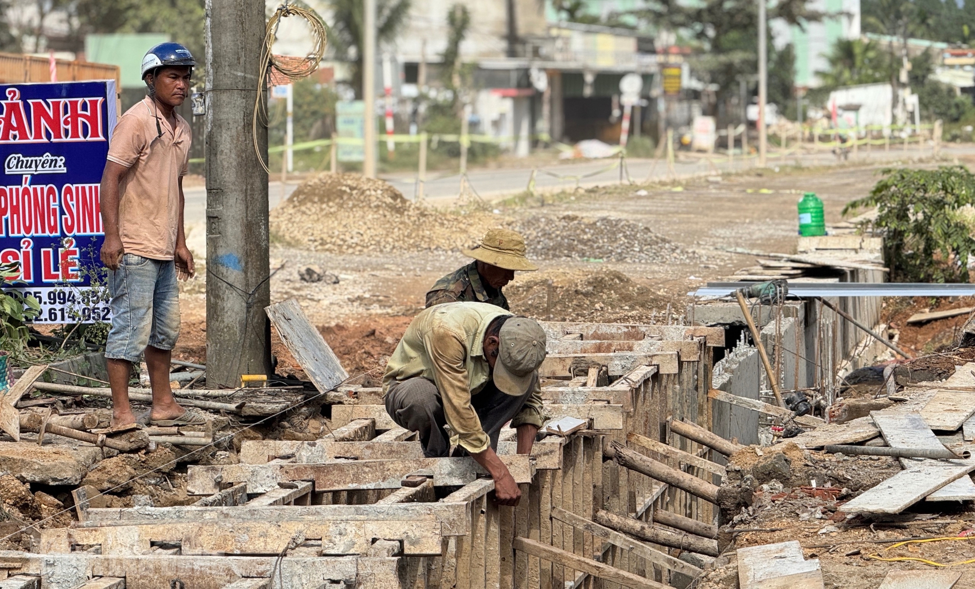 Cận cảnh tiến độ dự án hàng nghìn tỉ trên Quốc lộ 14B Đà Nẵng thi công chậm chạp - Ảnh 2. Cận cảnh tiến độ dự án hàng nghìn tỉ trên Quốc lộ 14B Đà Nẵng thi công chậm chạp - Ảnh 2.