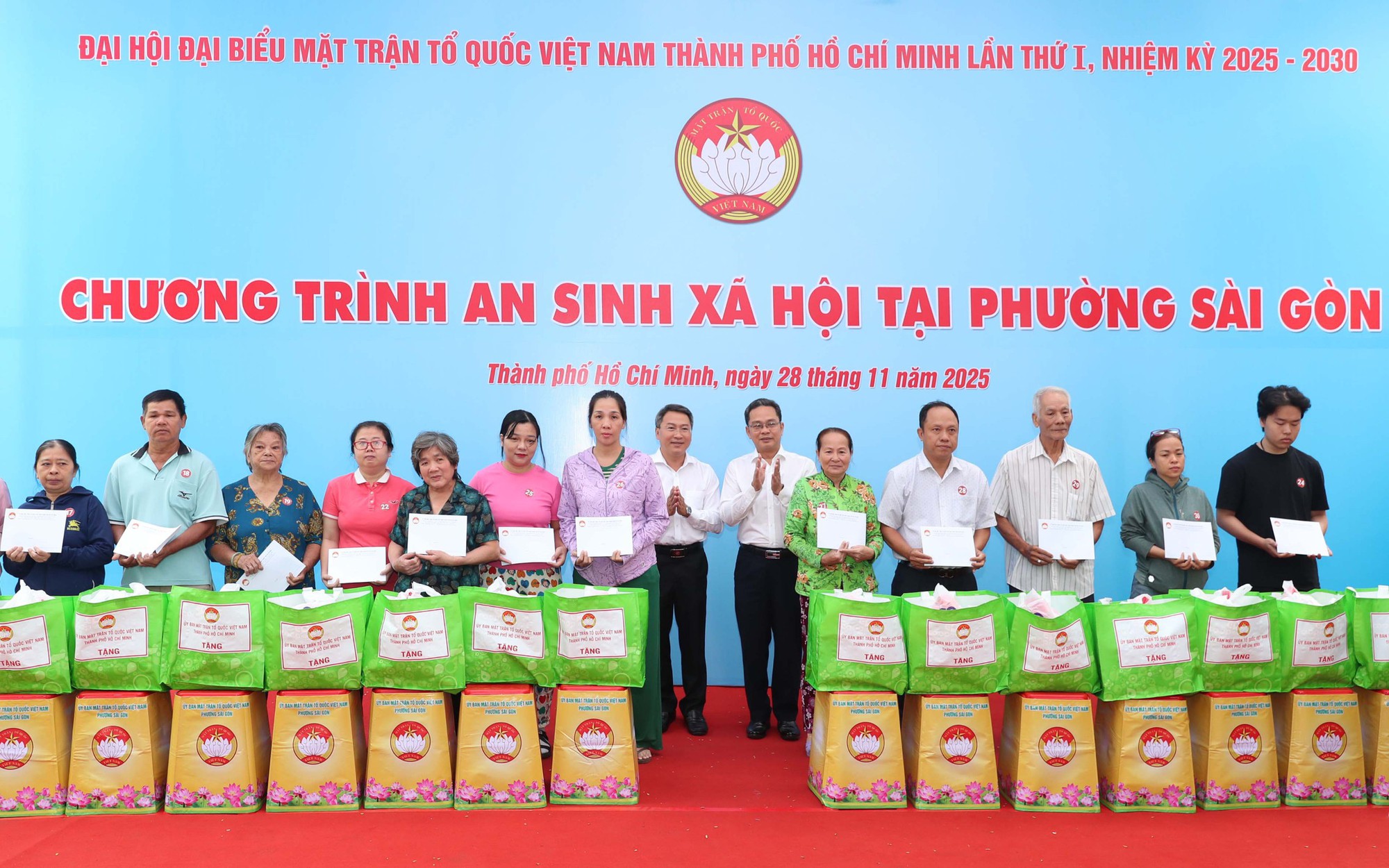 Giảm ngh&egrave;o th&ocirc;ng tin: Đưa kiến thức đến với người d&acirc;n v&ugrave;ng kh&oacute; khăn - Ảnh 2.