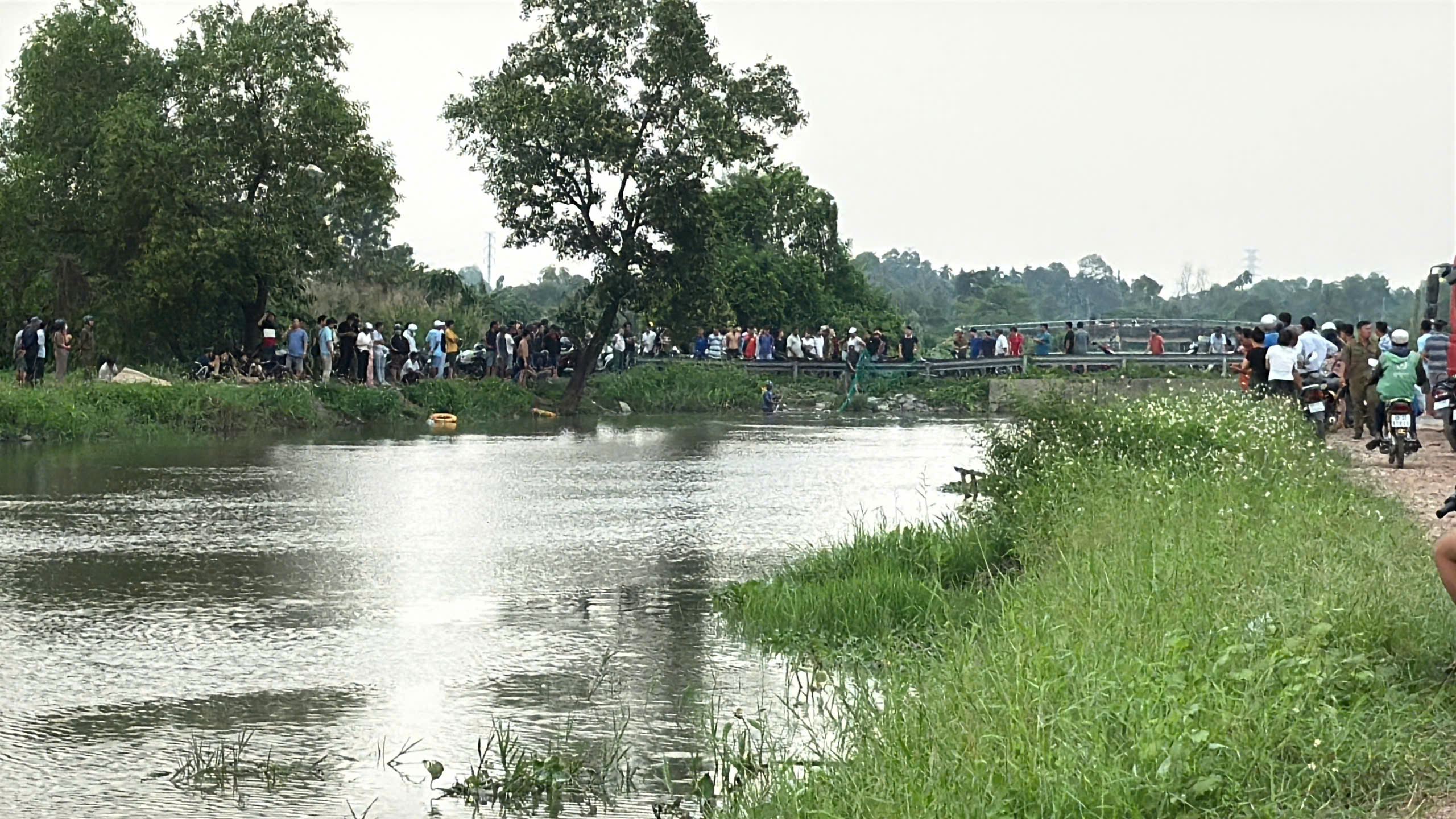 Hai thiếu niên mất tích dưới rạch bến Bà Mai ở TPHCM được tìm thấy - Ảnh 1. Hai thiếu niên mất tích dưới rạch bến Bà Mai ở TPHCM được tìm thấy - Ảnh 1.