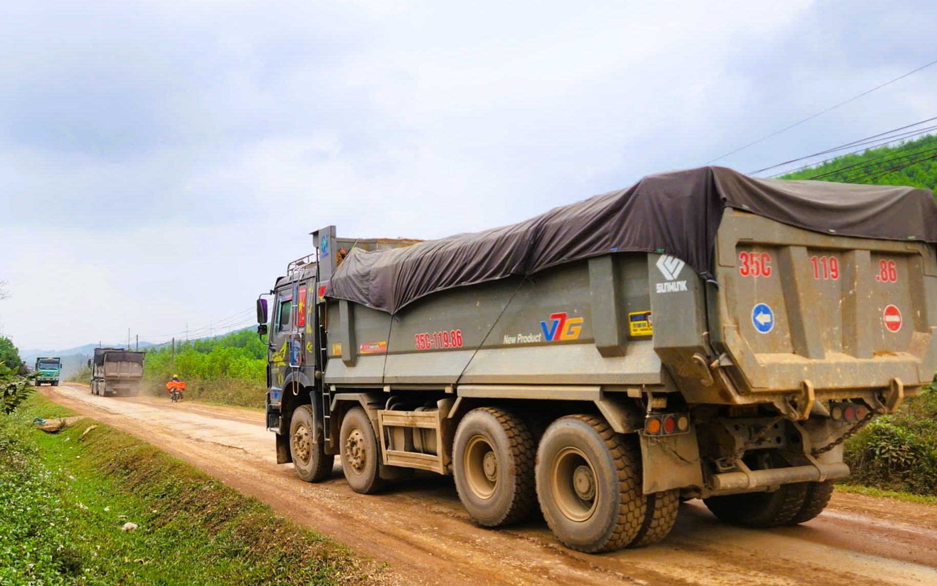 Tỉnh lộ ở Thanh H&oacute;a oằn m&igrave;nh "c&otilde;ng" xe tải trọng lớn