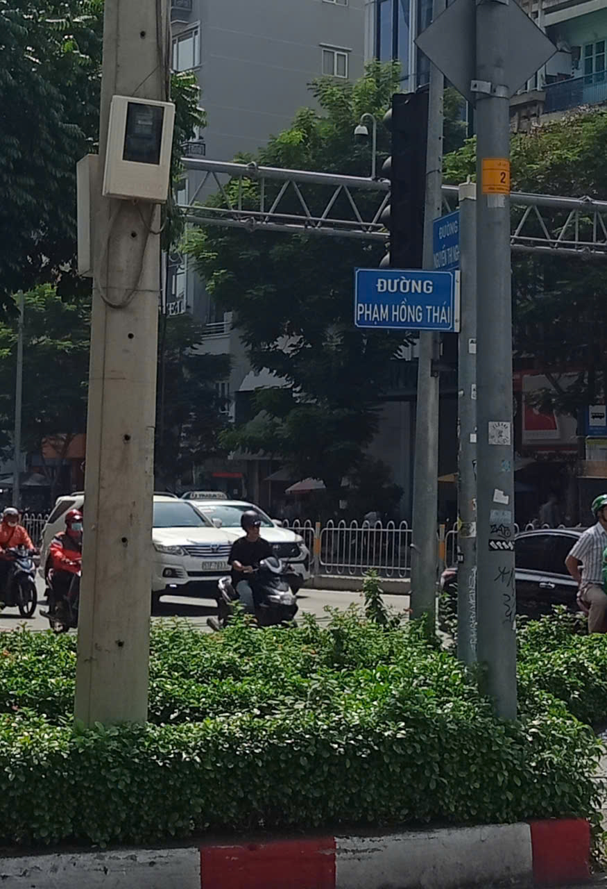 Tháo dỡ bảng hiệu hư hỏng - Ảnh 1.