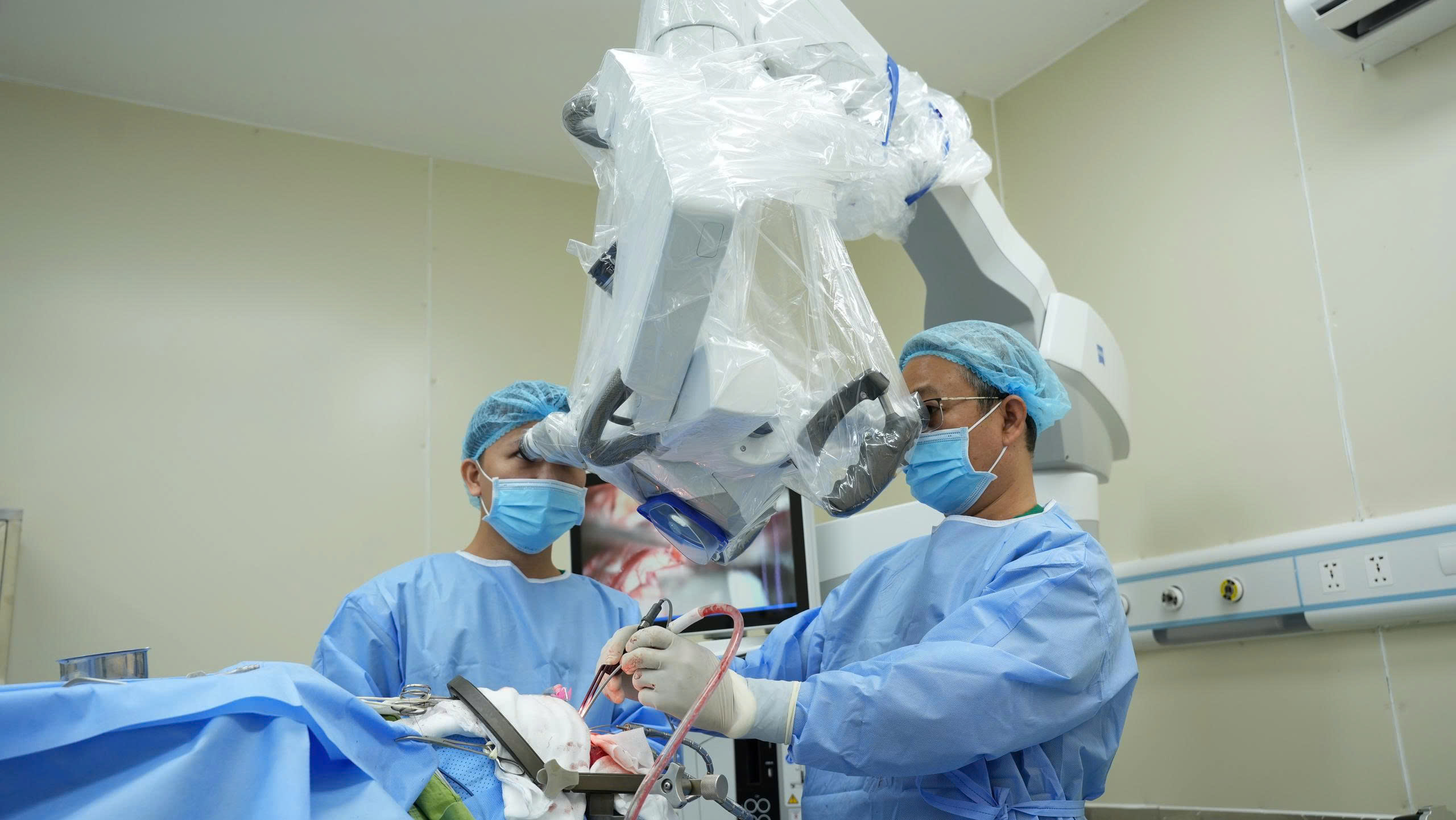 150 phút nghẹt thở "giải cứu" bệnh nhân có khối u não to bằng “quả trứng vịt” - Ảnh 2.