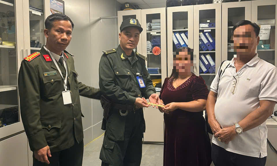 Nữ hành khách TPHCM đánh rơi 5 chỉ vàng ở nhà vệ sinh sân bay - Ảnh 1.