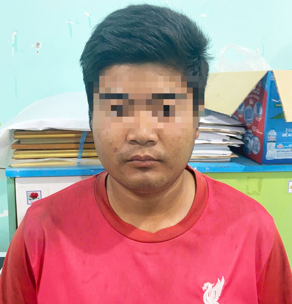 Tại cơ quan công an, nam thanh niên khai nhận muốn trêu chọc lực lượng công an nên mới bịa ra thông tin giả vụ cháy kho trấu ở An Giang - Ảnh 1. Tại cơ quan công an, nam thanh niên khai nhận muốn trêu chọc lực lượng công an nên mới bịa ra thông tin giả vụ cháy kho trấu ở An Giang - Ảnh 1.