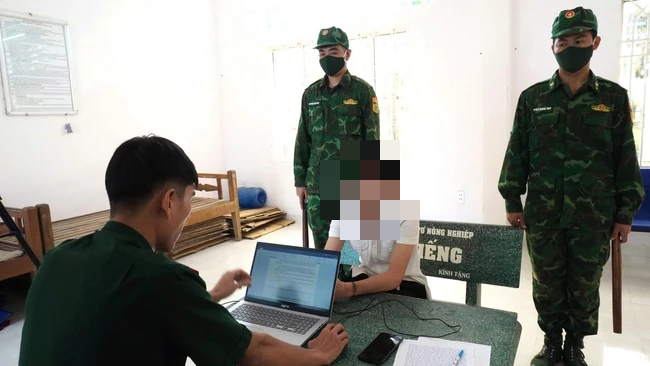 Trốn khỏi xung đột Campuchia , Nam thanh ni&ecirc;n nhập cảnh tr&aacute;i ph&eacute;p về Việt Nam - Ảnh 1.