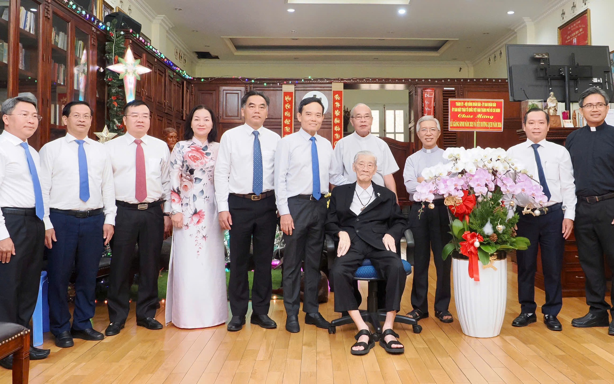 Trưởng Ban Tuyên giáo và Dân vận Trung ương thăm, chúc mừng Giáng sinh tại TPHCM - Ảnh 5.