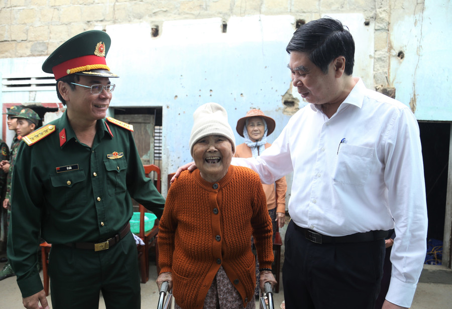 Gia Lai bàn giao ngôi nhà đầu tiên trong Chiến dịch Quang Trung hỗ trợ người dân - Ảnh 1.