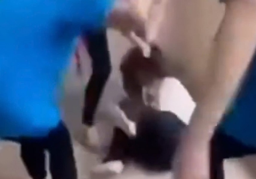 Xôn xao video nữ sinh lớp 8 bị đánh hội đồng trong trường học - Ảnh 1.