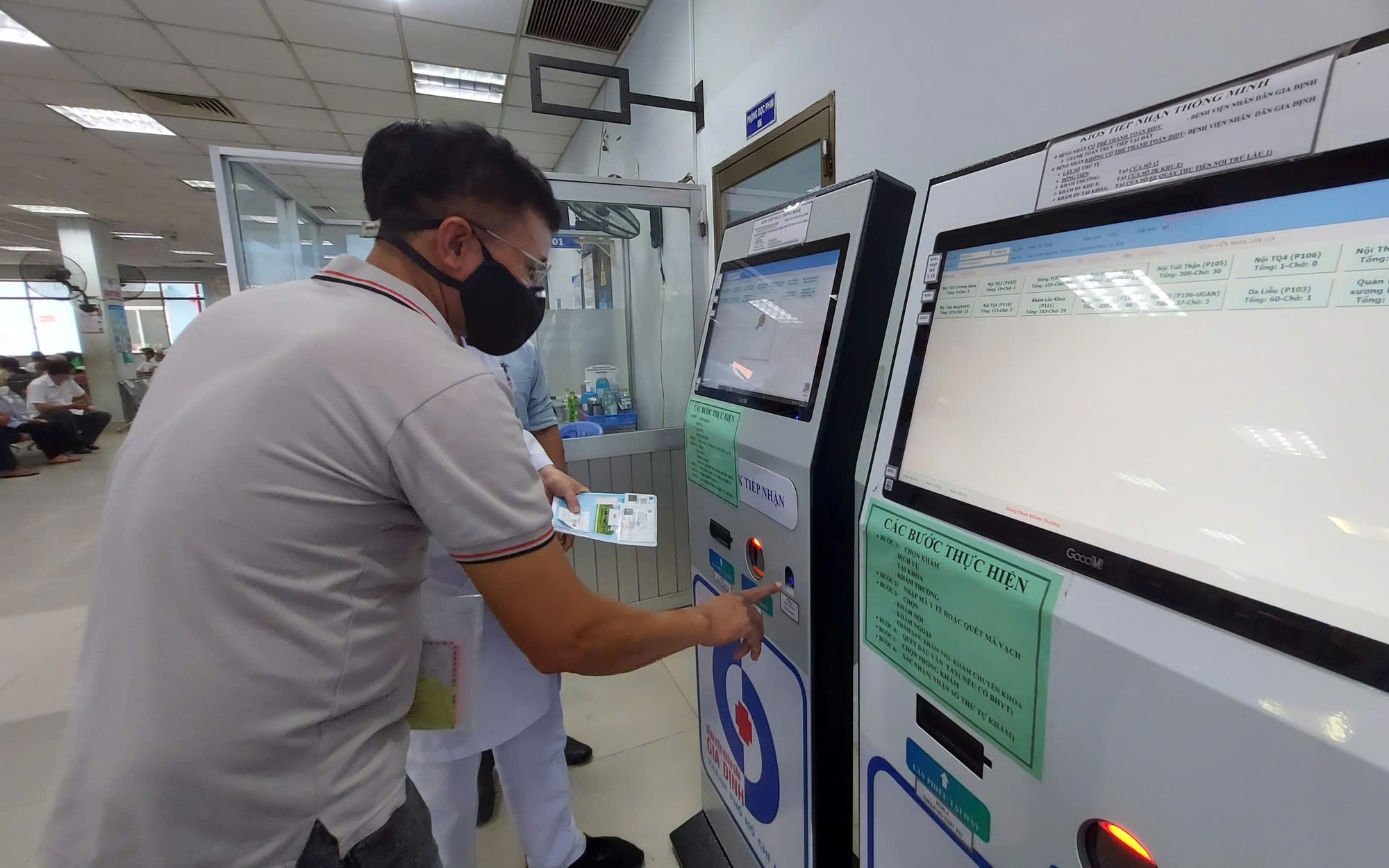 Người dân phản ánh y tế dễ dàng hơn với hệ thống số mới của Sở Y tế TPHCM - Ảnh 2.