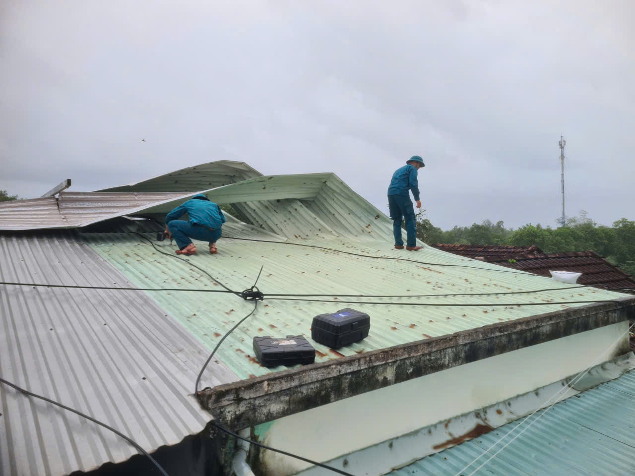 Lốc xóay bất ngờ tại Đà Nẵng gây thiệt hại nặng cho 4 hộ dân - Ảnh 2. Lốc xóay bất ngờ tại Đà Nẵng gây thiệt hại nặng cho 4 hộ dân - Ảnh 2.