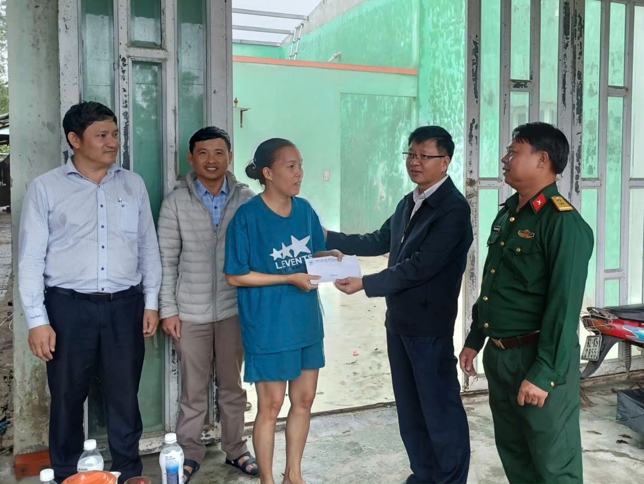 Lốc xóay bất ngờ tại Đà Nẵng gây thiệt hại nặng cho 4 hộ dân - Ảnh 6. Lốc xóay bất ngờ tại Đà Nẵng gây thiệt hại nặng cho 4 hộ dân - Ảnh 6.