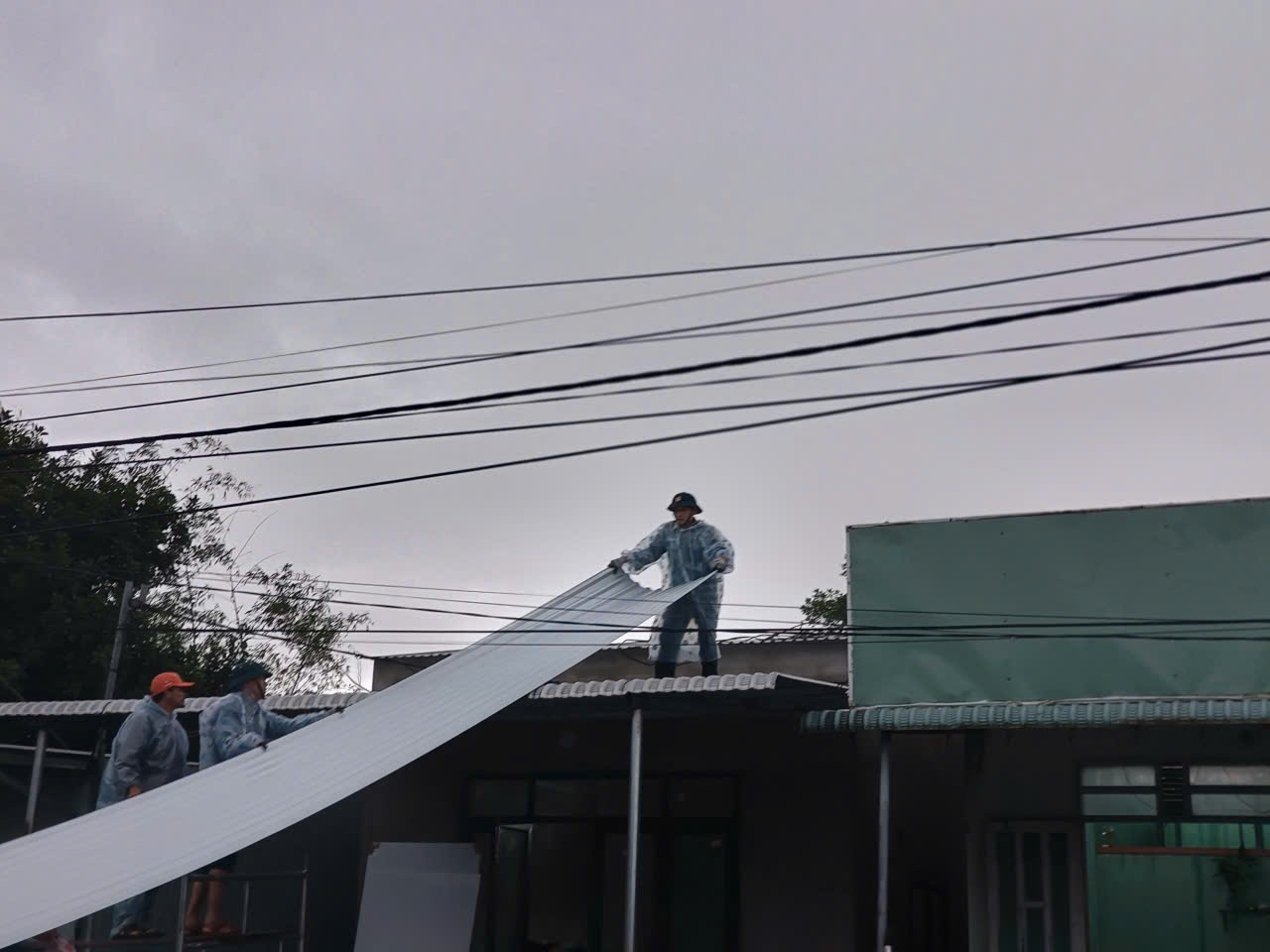 Lốc xóay bất ngờ tại Đà Nẵng gây thiệt hại nặng cho 4 hộ dân - Ảnh 5. Lốc xóay bất ngờ tại Đà Nẵng gây thiệt hại nặng cho 4 hộ dân - Ảnh 5.