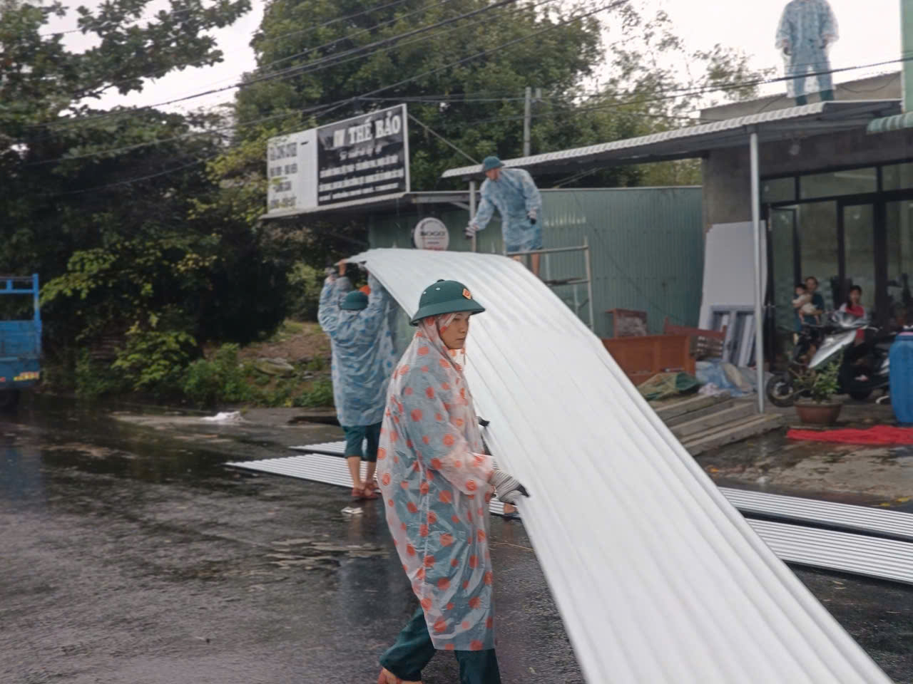 Lốc xóay bất ngờ tại Đà Nẵng gây thiệt hại nặng cho 4 hộ dân - Ảnh 3. Lốc xóay bất ngờ tại Đà Nẵng gây thiệt hại nặng cho 4 hộ dân - Ảnh 3.
