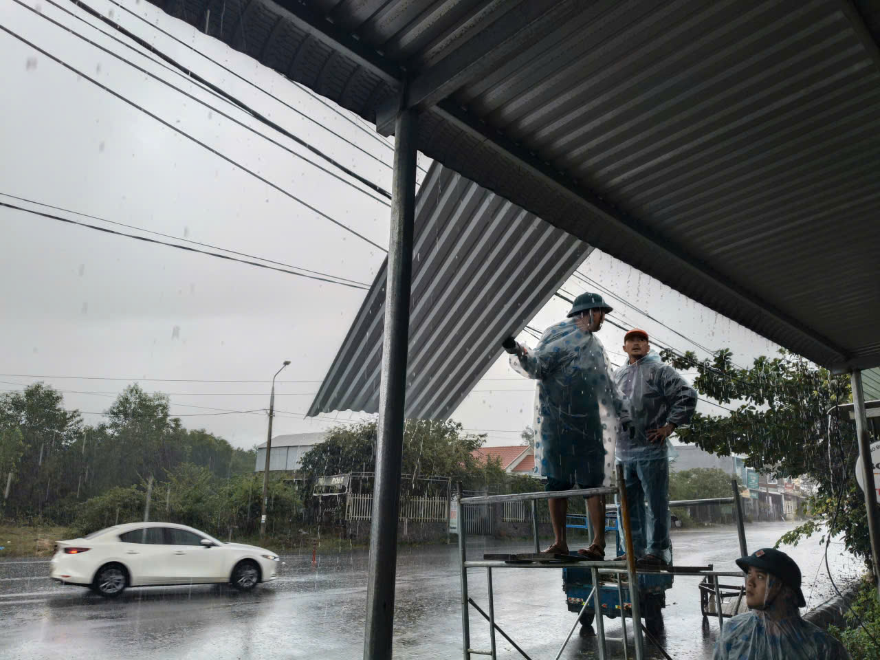 Lốc xóay bất ngờ tại Đà Nẵng gây thiệt hại nặng cho 4 hộ dân - Ảnh 4. Lốc xóay bất ngờ tại Đà Nẵng gây thiệt hại nặng cho 4 hộ dân - Ảnh 4.