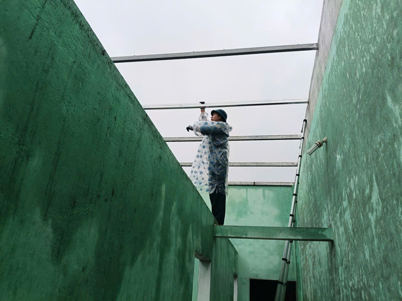 Lốc xóay bất ngờ tại Đà Nẵng gây thiệt hại nặng cho 4 hộ dân - Ảnh 1. Lốc xóay bất ngờ tại Đà Nẵng gây thiệt hại nặng cho 4 hộ dân - Ảnh 1.