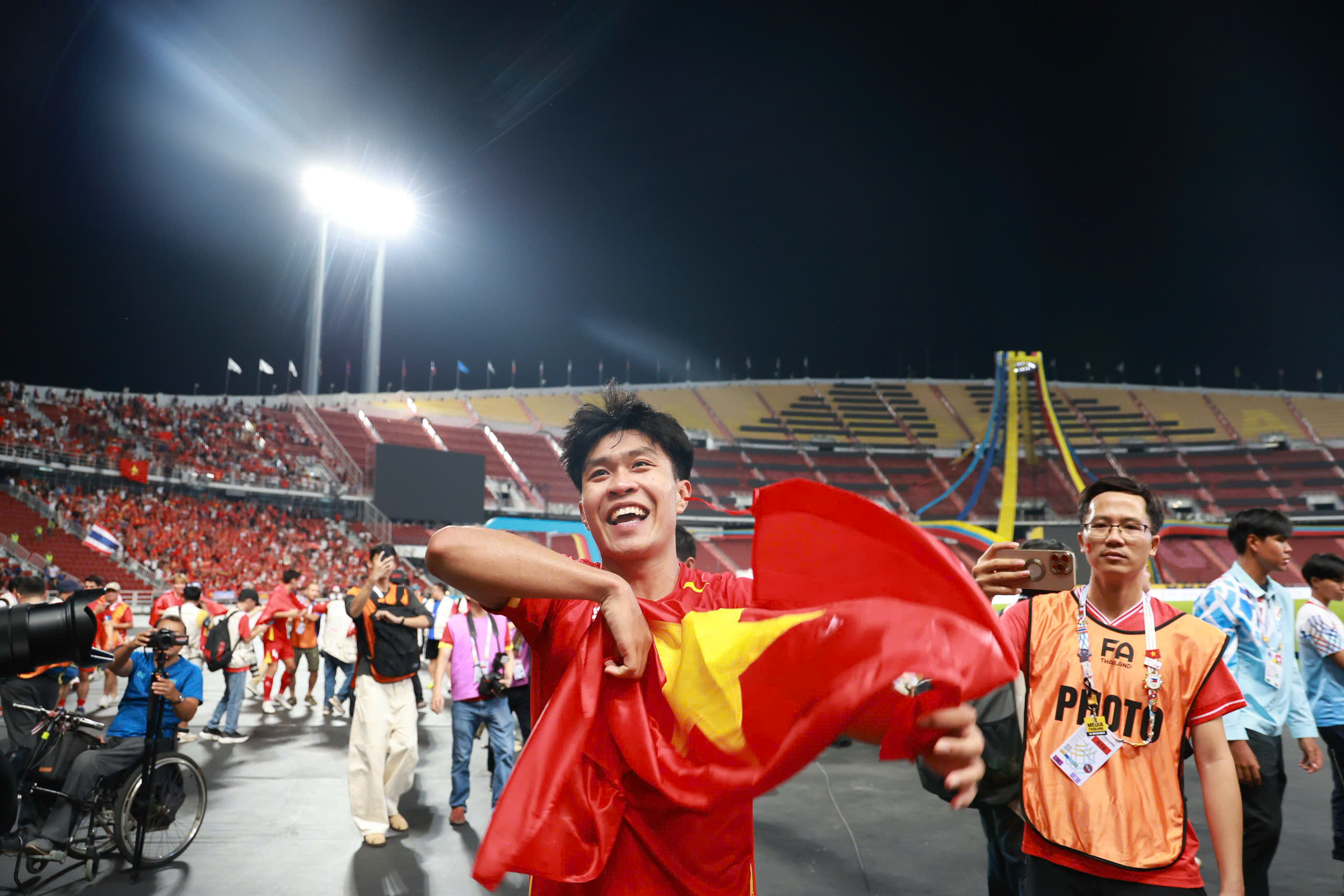 Đội tuyển bóng đá U22 Việt Nam rạng rỡ trên bục nhận HCV SEA Games 33  - Ảnh 1.