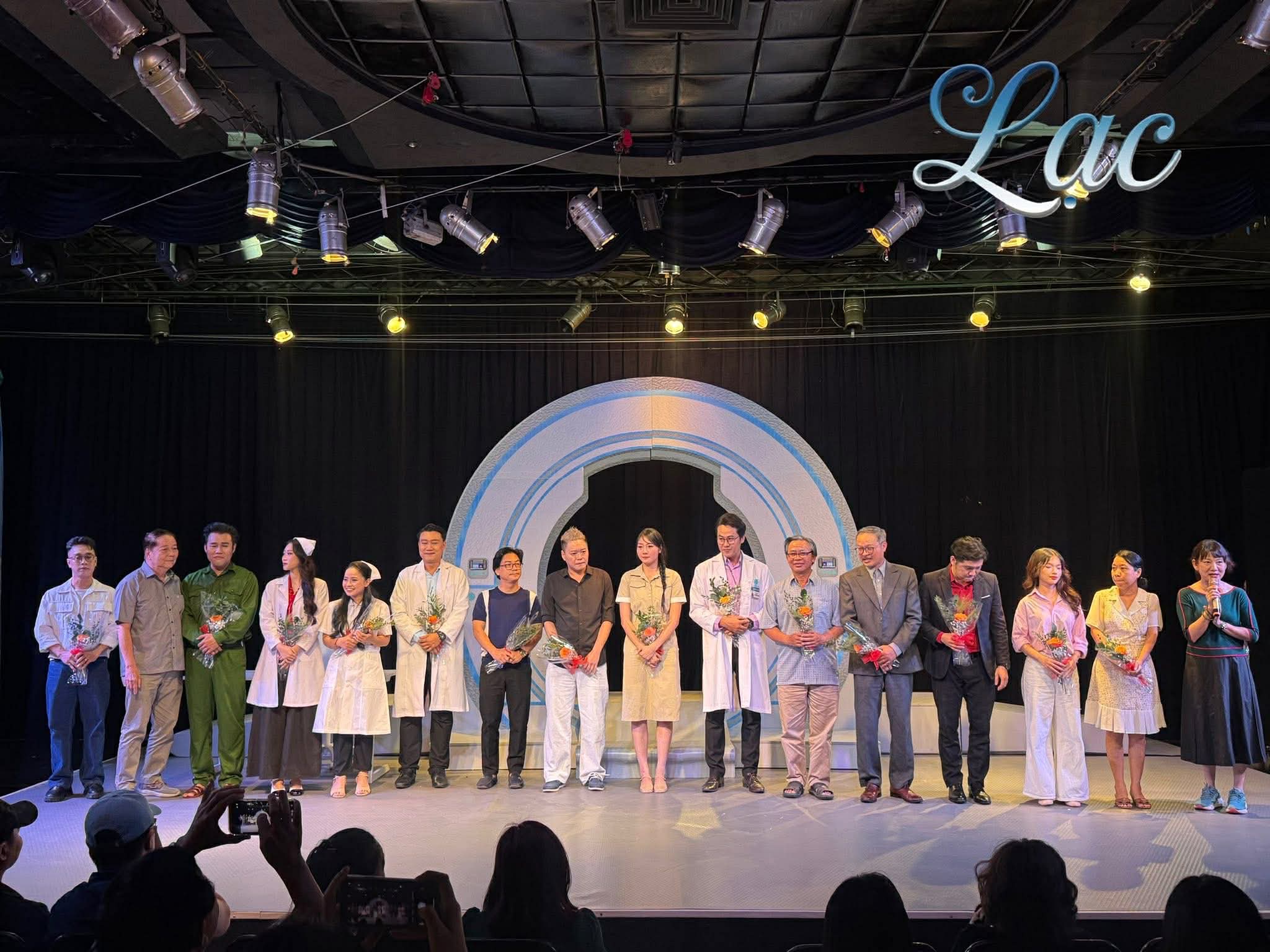 NSND Đàm Loan đến xem vở diễn đầu tay của con trai Trần Đàm Công Ninh - Ảnh 2.