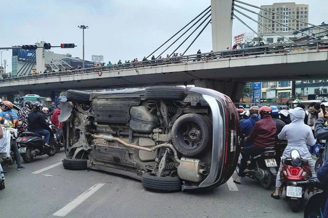 Tài xế dương tính với ma túy trong vụ xe ô tô lật nghiêng tại Hà Nội - Ảnh 1.